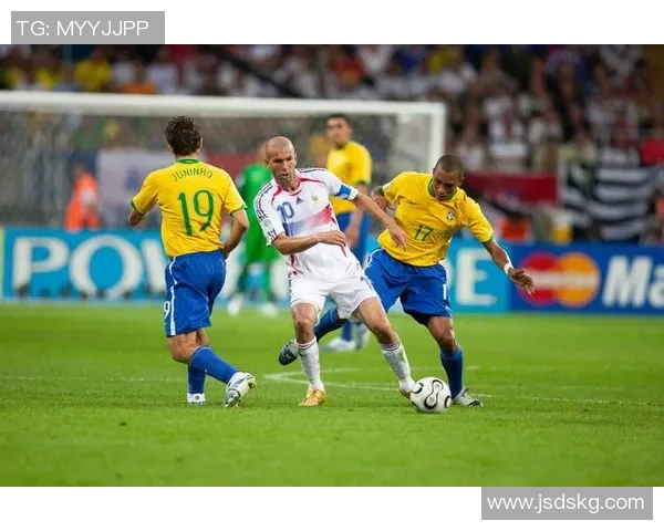 围绕足球40号球星成长历程与辉煌瞬间的深度解读